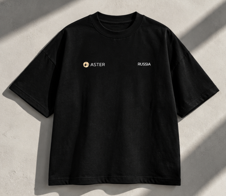 Aster限定T恤003正面平铺展示，黑色衣身搭配 Aster 与 RUSSIA 胸前标识